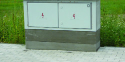 4 Samostatně stojící pilíř I2 užitý na začátku ulice pro uložení elektro rozpojovací skříně DCK Holoubkov SR 502 K