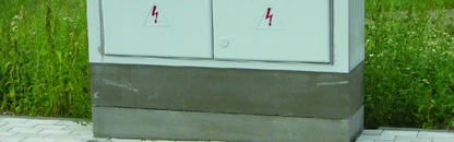 4 Samostatně stojící pilíř I2 užitý na začátku ulice pro uložení elektro rozpojovací skříně DCK Holoubkov SR 502 K