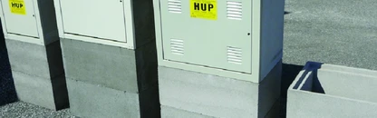 6 Na spodní hranu otvoru usadíme dvířka, střechu vpředu mírně nadzvedneme, dvířka domáčkneme a střechu spustíme Celek urovnáme a dolícujeme a můžeme zevnitřku zajistit montážní pěnou