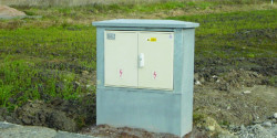 6 Samostatně stojící pilíř F2 užitý na začátku ulice pro uložení elektro rozpojovací skříně SR 502